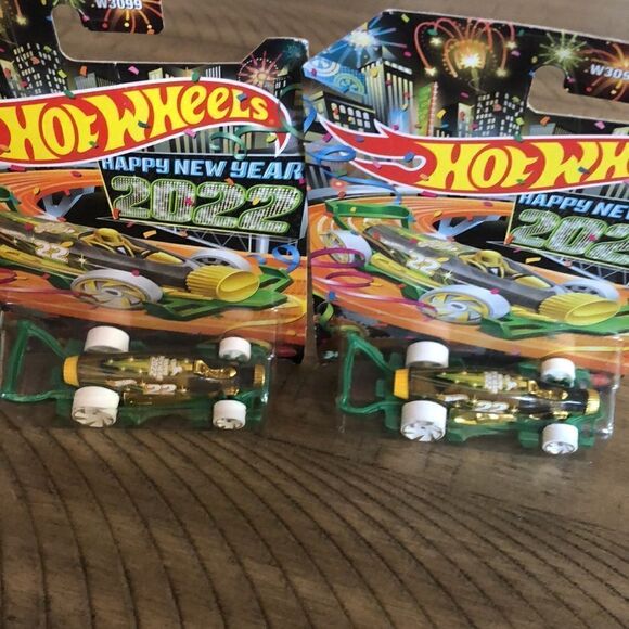 Hot Wheels City 2022 Hot Wheels Happy New Year🥳 Carbonator 1 2 Collect 1 4 Play - Picture 17 of 17